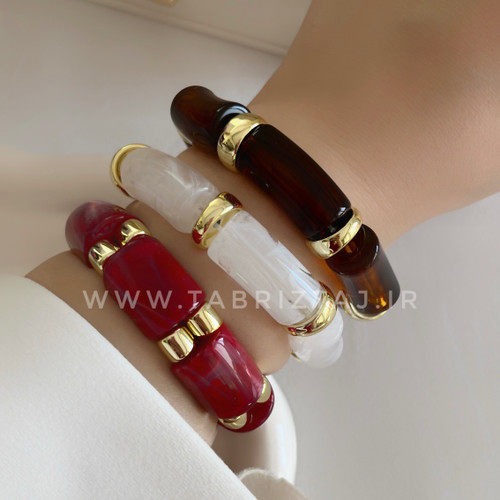 دستبند مهرهای رنگی با دیتیل طلایی